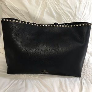 Valentino Garavani Rockstud tote bag in grainy calfskin leather.